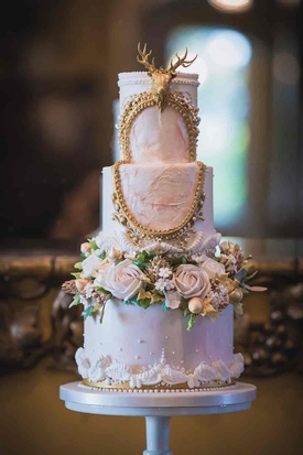 Suzanne Thorp from The Frostery reveals how you can incorporate a red and gold colour scheme into your wedding cake: Image 1