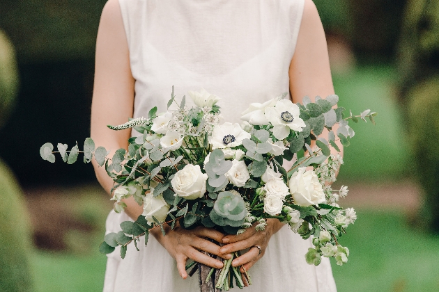 How to incorporate a winter theme into your flowers