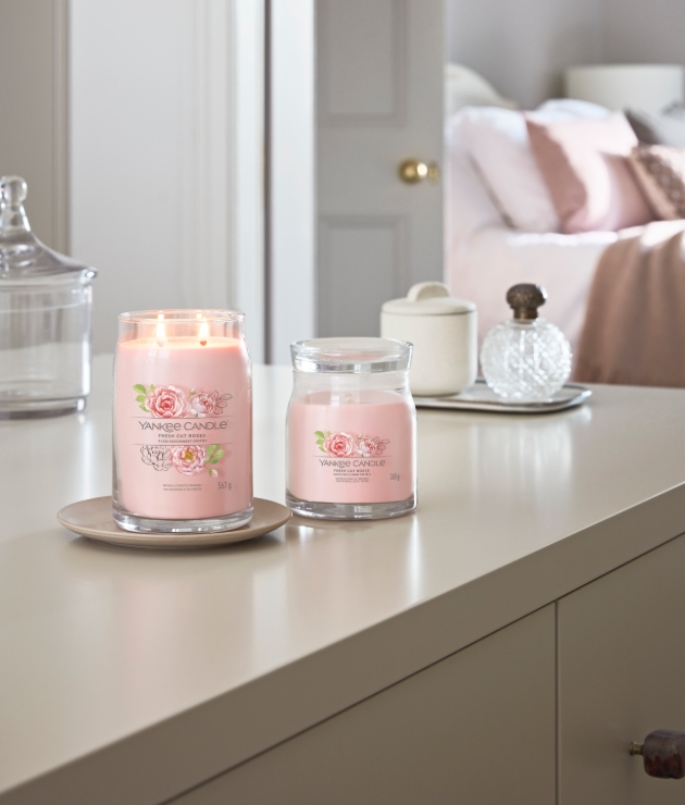 Love is in the Air Yankee Candle pink